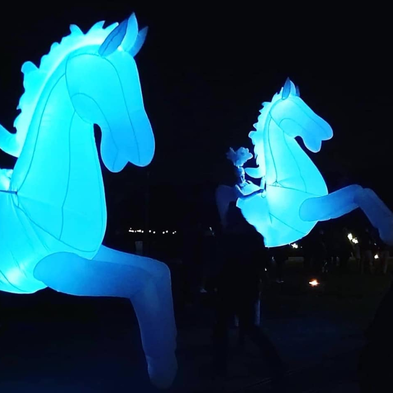 De Paardjes lichtgevende steltenact