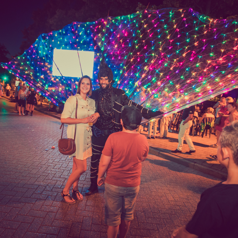 Statig, kleurrijk en indrukwekkend: deze pauw steelt gegarandeerd de show! Met een schitterende staart vol 500 LED-lichtjes die voortdurend van kleur en patroon veranderen, lijkt hij bij elke blik net even anders. Een echte eyecatcher!  Deze mobiele act trekt meteen de aandacht, zelfs vanop afstand, dankzij zijn imposante hoogte en betoverende lichtspel. Perfect voor zowel indoor als outdoor evenementen.  De Peacock is niet alleen een visueel spektakel, maar ook een ideale fotospot waar bezoekers graag bij 