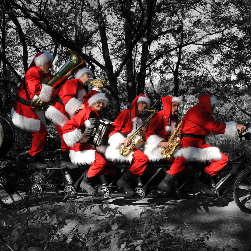 Kerstmannenfietsorkest
