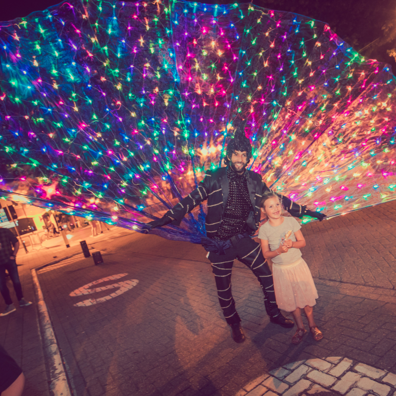 Statig, kleurrijk en indrukwekkend: deze pauw steelt gegarandeerd de show! Met een schitterende staart vol 500 LED-lichtjes die voortdurend van kleur en patroon veranderen, lijkt hij bij elke blik net even anders. Een echte eyecatcher!  Deze mobiele act trekt meteen de aandacht, zelfs vanop afstand, dankzij zijn imposante hoogte en betoverende lichtspel. Perfect voor zowel indoor als outdoor evenementen.  De Peacock is niet alleen een visueel spektakel, maar ook een ideale fotospot waar bezoekers graag bij 